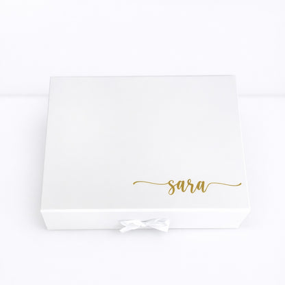 Personalisierte Trauzeugin Geschenkbox in Weiß mit Name „Sara“ und Schleife