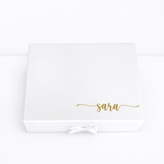 Personalisierte Trauzeugin Geschenkbox in Weiß mit Name „Sara“ und Schleife