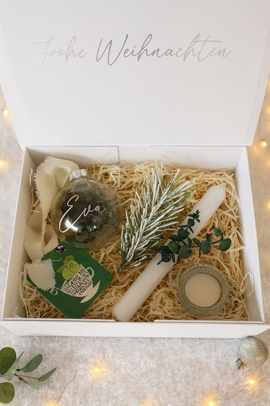 Geschenkset Box Weihnachten mit personalisierter Weihnachtskugel aus Glas, Kerze, Teelichthalter, Tee und Deko in Natur- und Grüntönen – perfektes Weihnachtsgeschenk für Frau, Mama, Oma oder Eltern.
