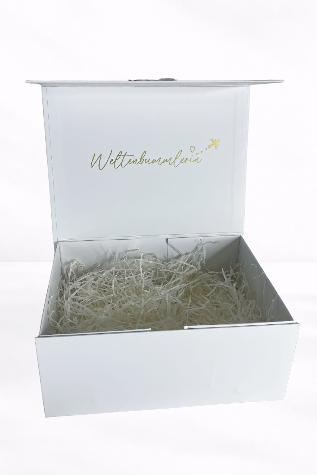 Weiße Geschenkbox "Weltenbummlerin" geöffnet mit Füllmaterial