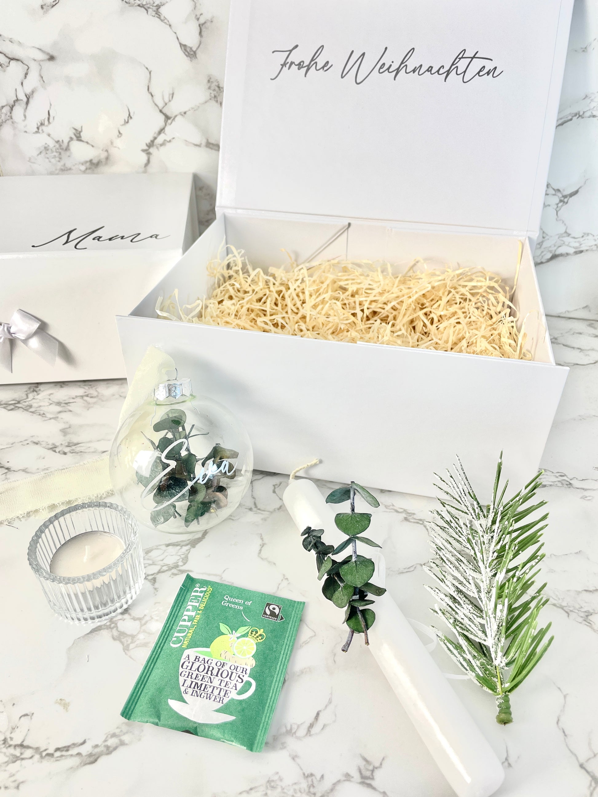 Geschenkset Box Weihnachten mit personalisierter Weihnachtskugel aus Glas, Kerze mit Eukalyptus, Teelichthalter, Teebeutel und Tannenzweig – ideales Weihnachtsgeschenk für Frau, Mama, Oma oder Eltern.