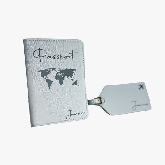 Personalisierte graue Reisepasshülle mit Weltkarten-Design und Schriftzug „Passport“ sowie passendem Kofferanhänger mit Flugzeugsymbol und Namen „Jarno“, aus veganem Saffiano-Leder.