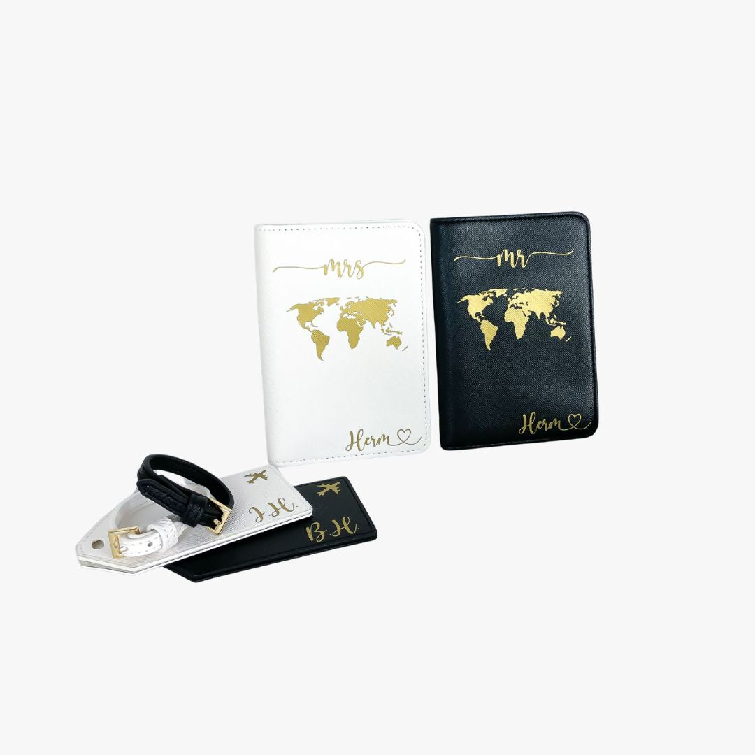 Set aus zwei personalisierten Reisepasshüllen mit goldener Weltkarte und den Aufdrucken „Mr“ und „Mrs“, inklusive passender Kofferanhänger – edles Hochzeitsgeschenk für die Flitterwochen.