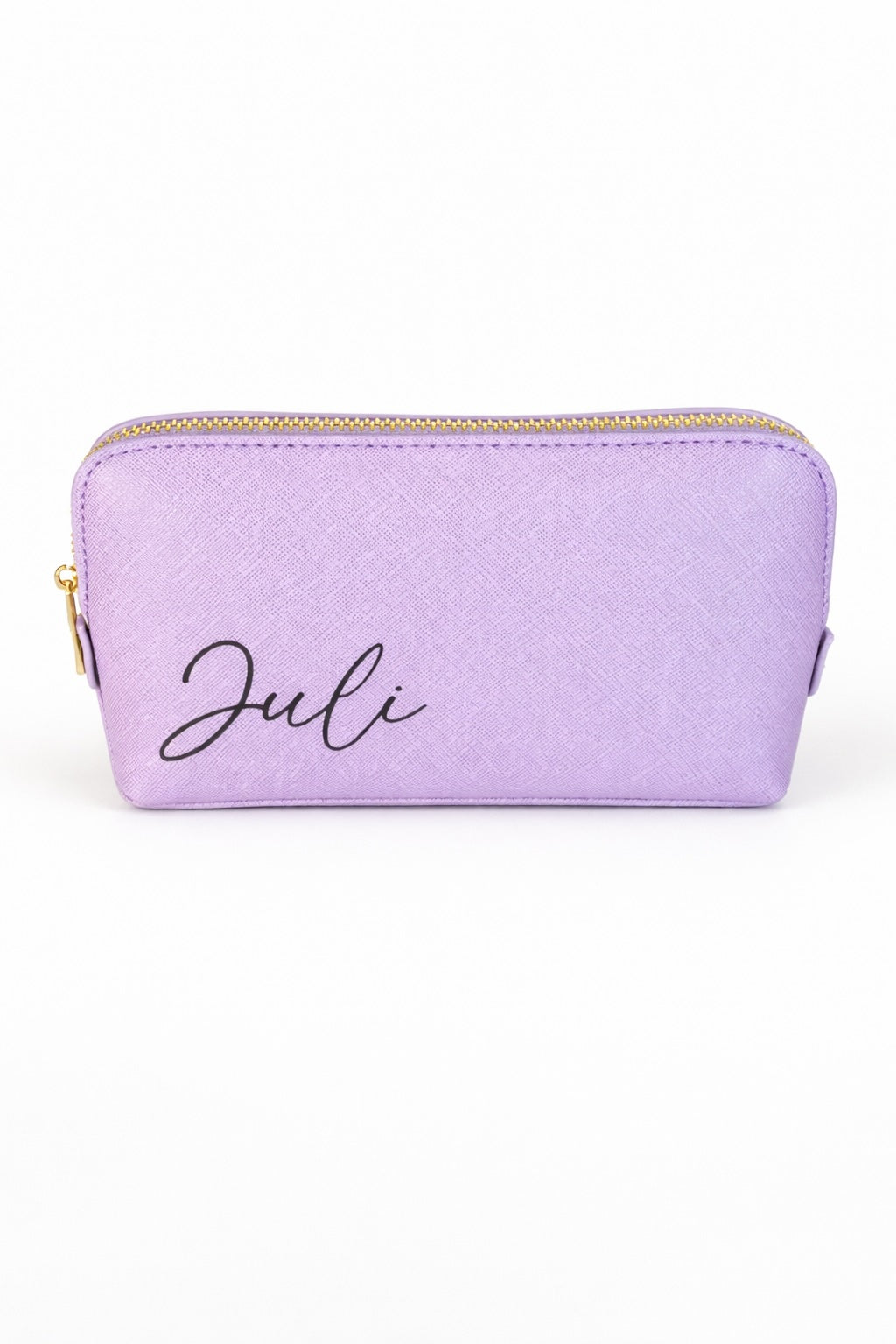 Lila Kosmetiktasche mit Namensaufdruck und goldfarbenem Reißverschluss als Teil der Wellness-Geschenkbox