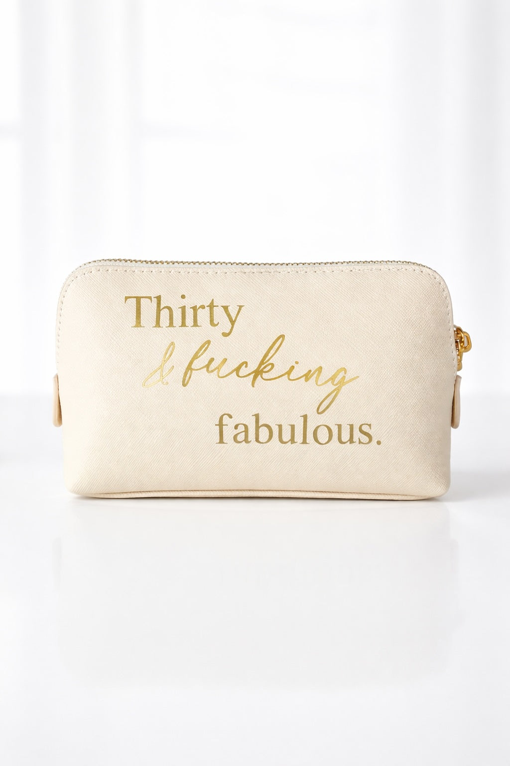 Kosmetiktasche in Creme mit goldener Aufschrift „Thirty & fucking fabulous“, Geschenkidee zum 30. Geburtstag für Frauen.