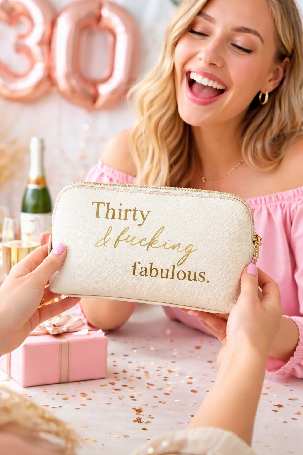 Frau bekommt zum 30. Geburtstag eine Kosmetiktasche mit dem Aufdruck „Thirty & Fucking Fabulous“ als lustiges Geschenk.