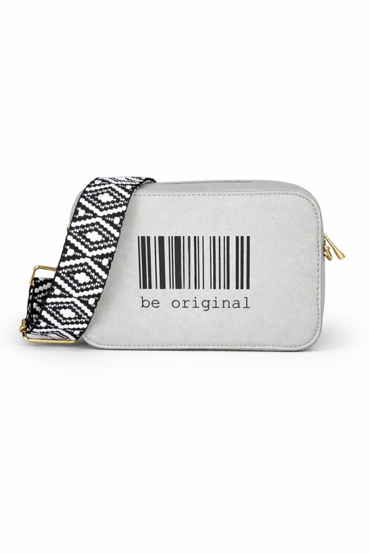 Personalisierte Crossbody Tasche mit Barcode-Motiv „be original“ und gemustertem Schulterriemen auf hellem neutralem Hintergrund.