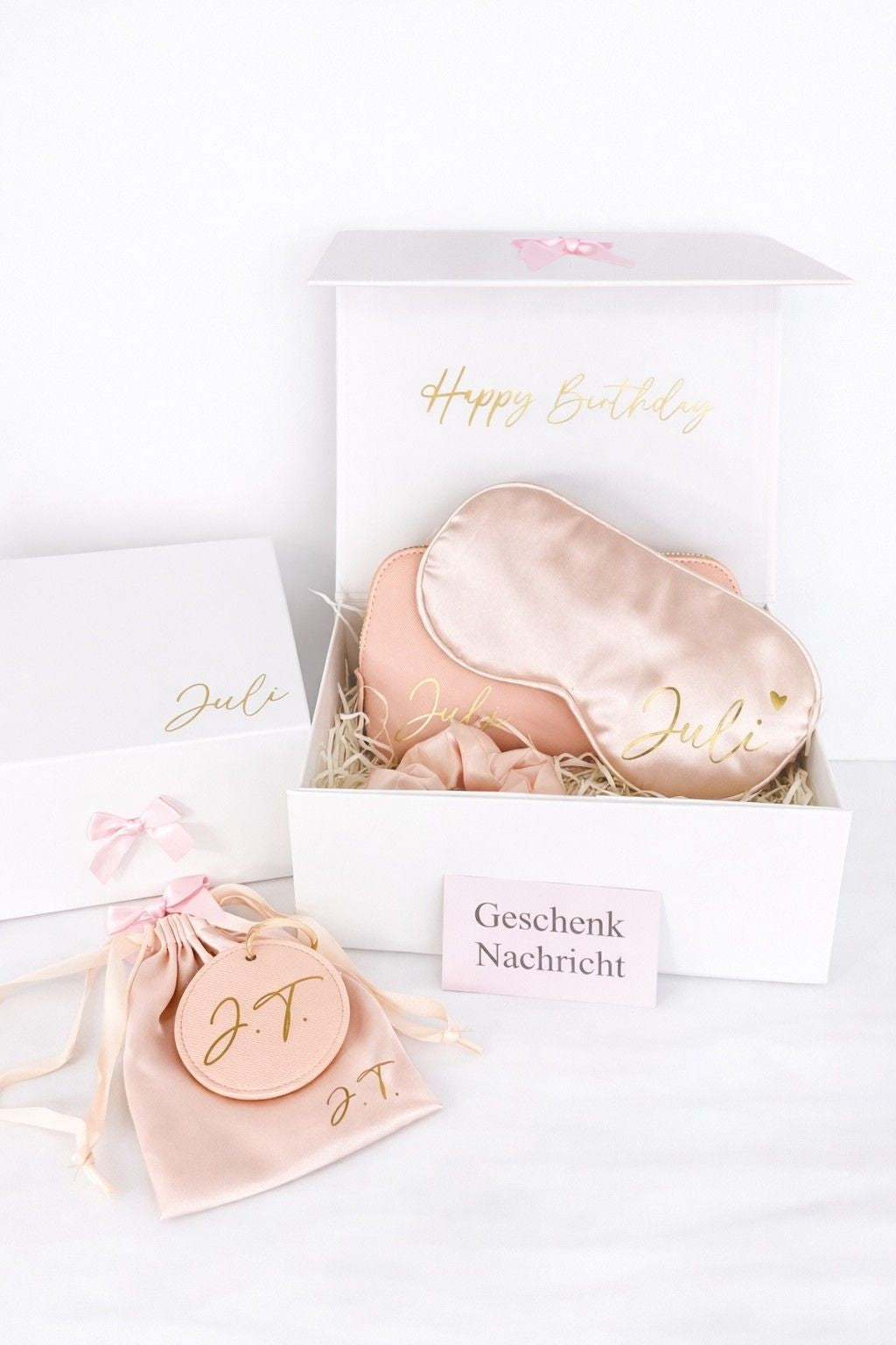 Personalisierte Geburtstags Geschenkbox in Weiß und Rosa mit Name, Schlafmaske, Kosmetiktasche und Schlüsselanhänger