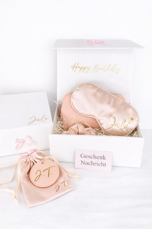 Personalisierte Geburtstags Geschenkbox in Weiß und Rosa mit Name, Schlafmaske, Kosmetiktasche und Schlüsselanhänger