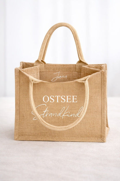 Personalisierte Jute Strandtasche „Ostsee Strandkind“ mit weißem Aufdruck und individuellem Namen im Innenbereich der Tasche