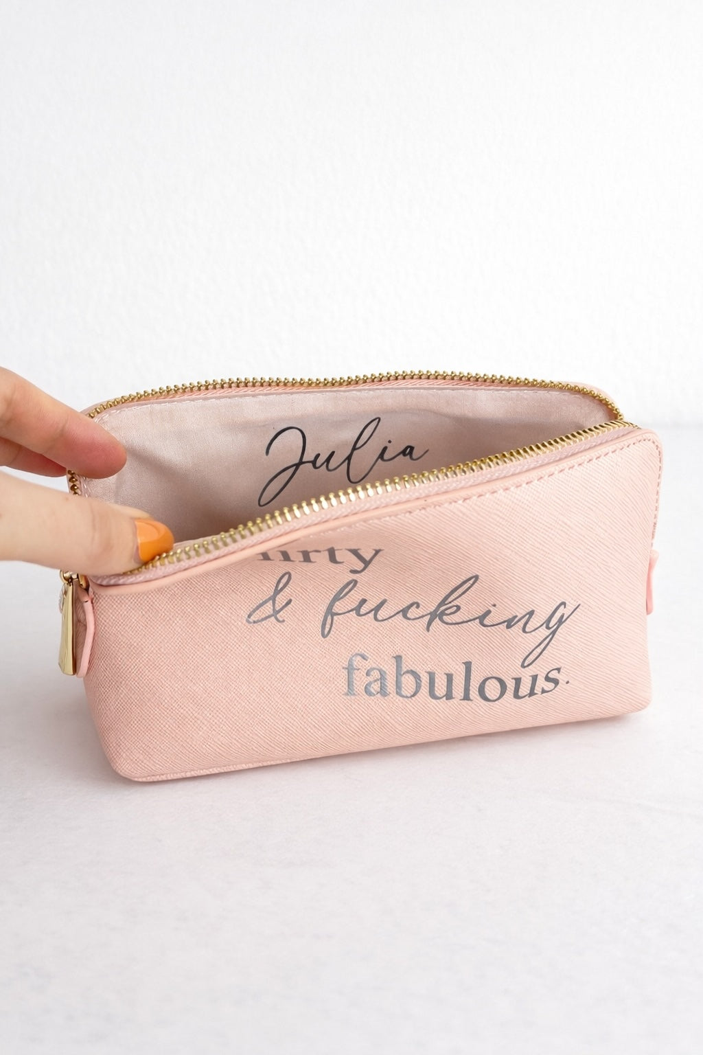Personalisierte rosa Kosmetiktasche mit Namen Julia und Schriftzug „Thirty & fabulous“, geöffnet mit sichtbarem Innenfutter und Goldreißverschluss auf hellem Hintergrund.