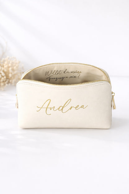 Personalisierte Kosmetiktasche in Creme mit goldener Schrift „Andrea“ – Geschenk für die Trauzeugin.