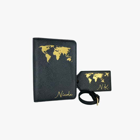 Personalisierte schwarze Reisepasshülle mit goldenem Weltkarten-Design und passendem Kofferanhänger. Die Hülle ist mit dem Namen ‚Nicole‘ versehen, der Anhänger mit den Initialen ‚N.K.‘