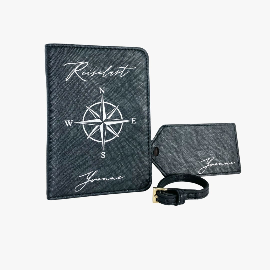 Schwarzes Reise-Set mit Reisepasshülle, Kofferanhänger und Namensgravur. Aufdruck „Reiselust“ mit Windrose – personalisiertes Geschenk für Weltenbummler.