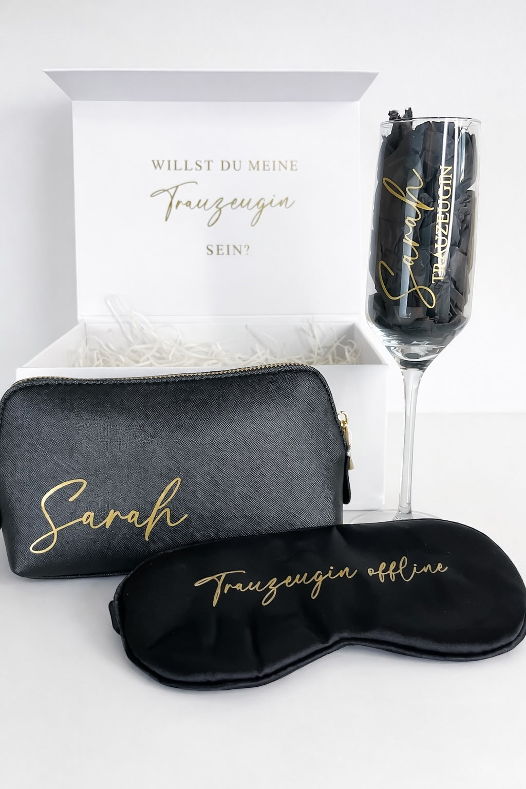 Schwarze personalisierte Trauzeugin Geschenkbox mit Kosmetiktasche, Schlafmaske und Sektglas – „Willst du meine Trauzeugin sein?“