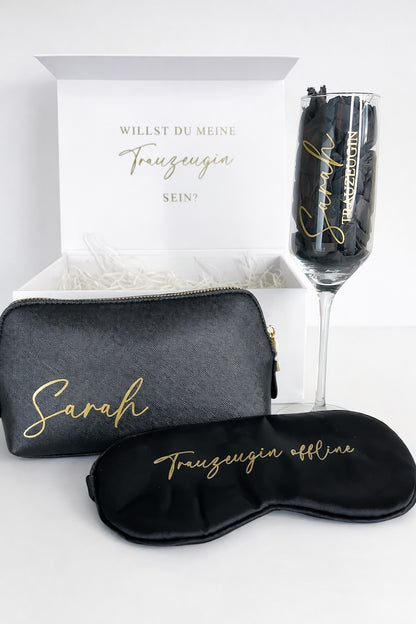 Schwarze personalisierte Trauzeugin Geschenkbox mit Kosmetiktasche, Schlafmaske und Sektglas – „Willst du meine Trauzeugin sein?“
