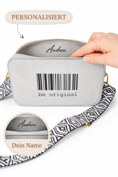 Personalisierte graue Umhängetasche aus Kunstleder mit Barcode „be original“ Aufdruck und Name im Innenfach, Beispiel Personalisierung Andrea