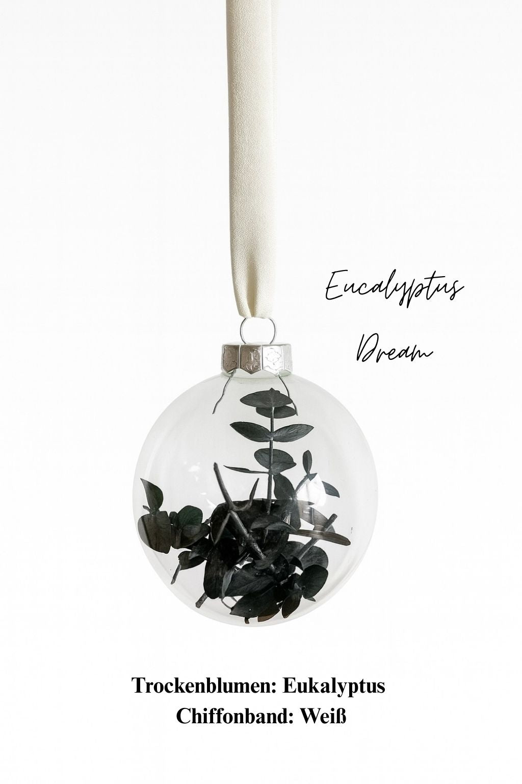 Personalisierte Weihnachtskugel aus Glas mit silbernem Kranz und weißen Chiffon-Aufhänger, gefüllt mit Eukalyptus-Trockenblättern, Variante ‚Eucalyptus Dream‘.