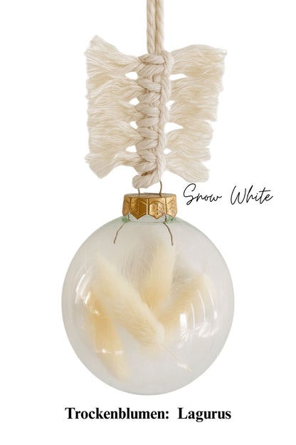 Personalisierte Weihnachtskugel aus Glas mit goldenem Kranz und handgemachtem Makramee-Aufhänger, gefüllt mit weißen Lagurus-Trockenblumen, Variante ‚Snow White‘.
