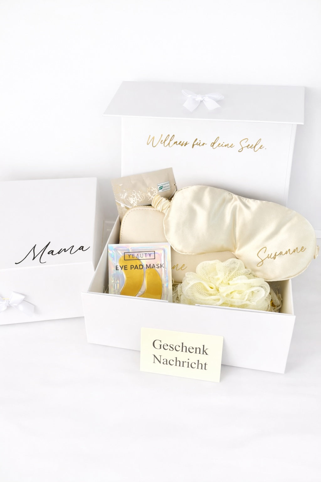Personalisierte Wellness Geschenkbox mit Name in Weiß und Creme mit Schlafmaske, Kosmetiktasche, Augenpads und Badezubehör