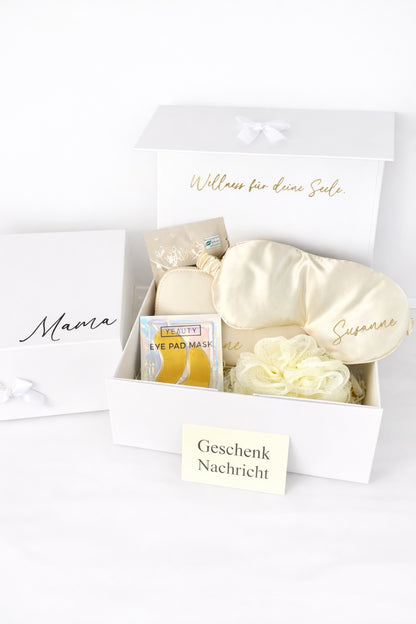 Personalisierte Wellness Geschenkbox mit Name in Weiß und Creme mit Schlafmaske, Kosmetiktasche, Augenpads und Badezubehör