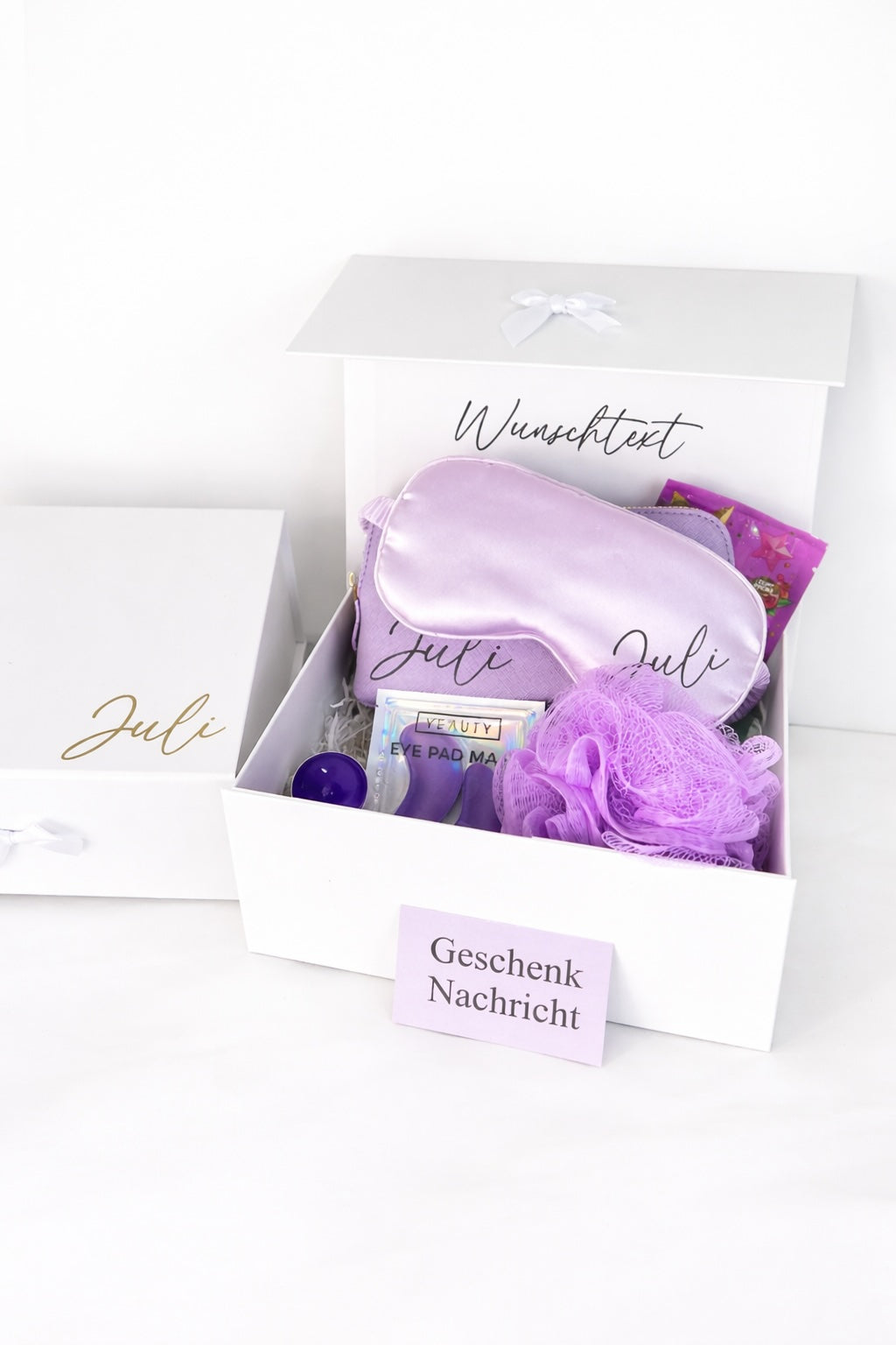 Personalisierte Wellness Geschenkbox mit Name in Weiß und Lila mit Schlafmaske, Kosmetiktasche und Badezubehör