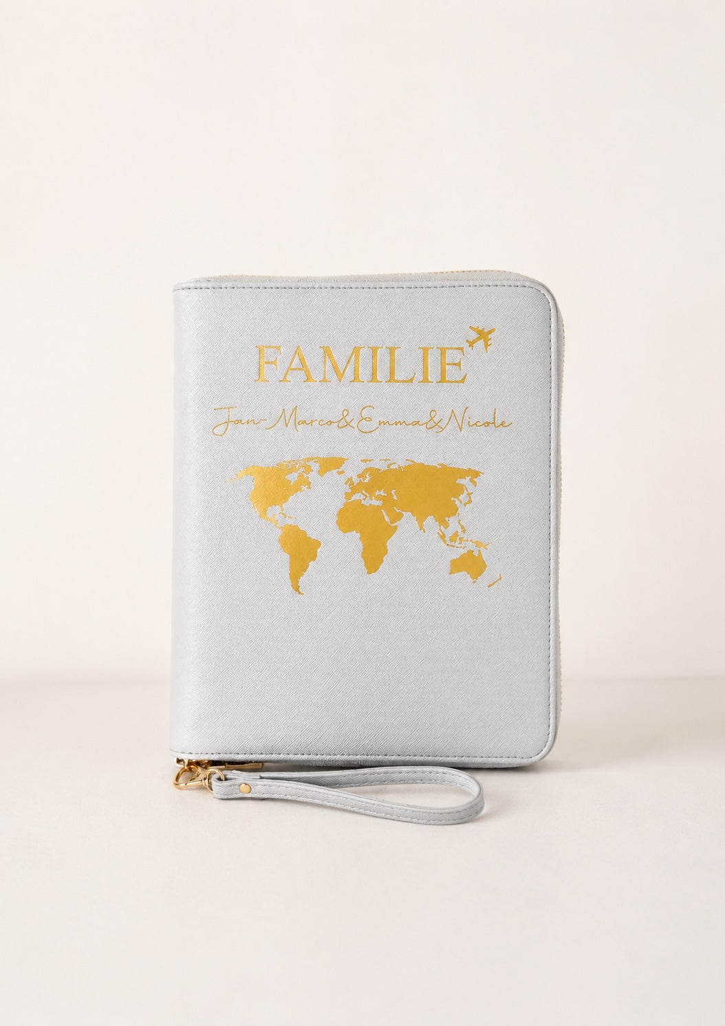 Hellgrauer personalisierter Reiseorganizer für Familien mit goldener Weltkarte, Flugzeug und Namen.