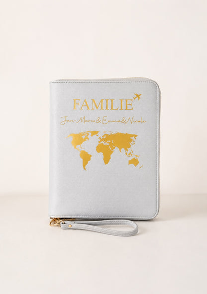 Hellgrauer personalisierter Reiseorganizer für Familien mit goldener Weltkarte, Flugzeug und Namen.