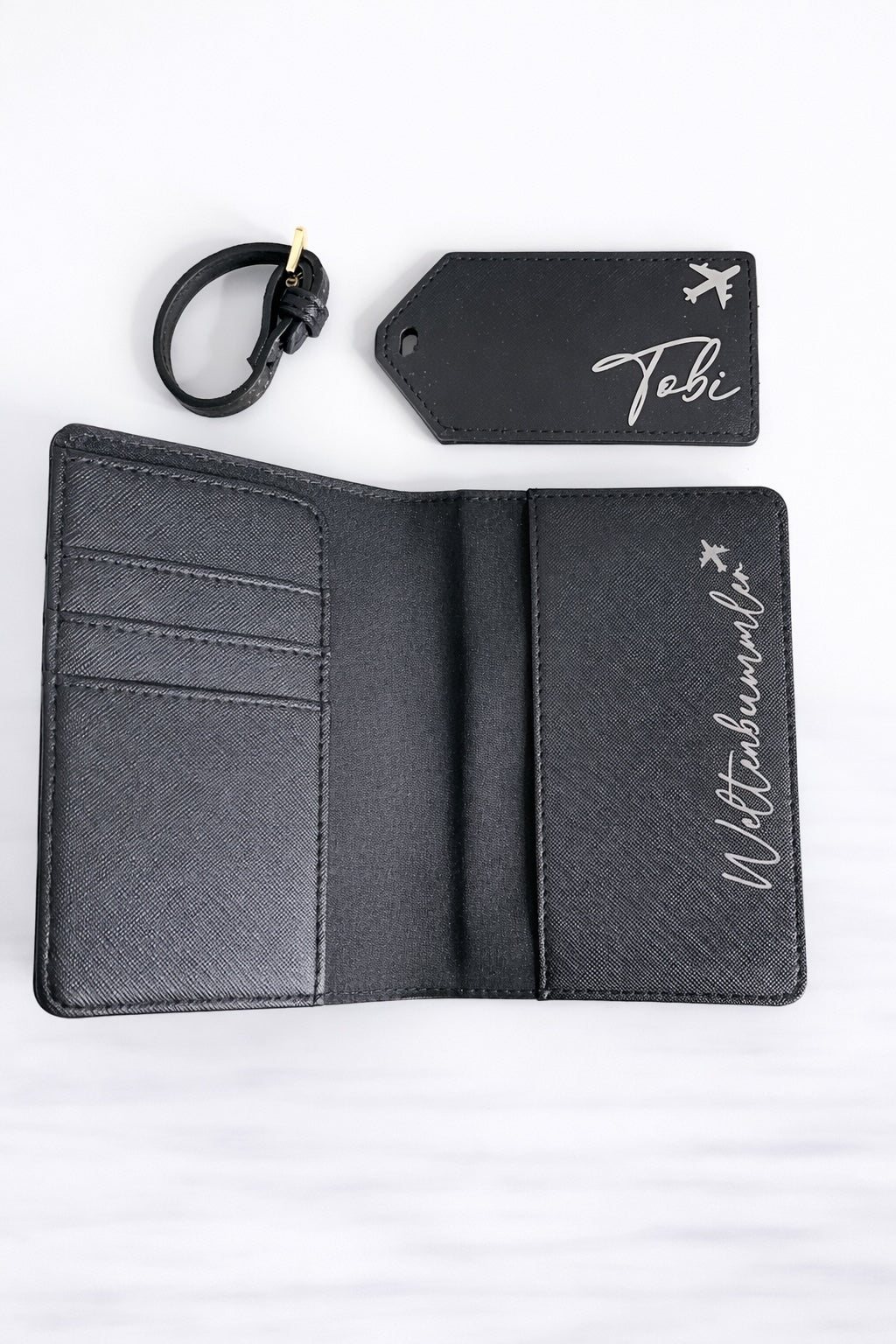 Personalisiertes Reise Set in Schwarz mit Passhülle, Kofferanhänger und Aufdruck "Weltenbummler"