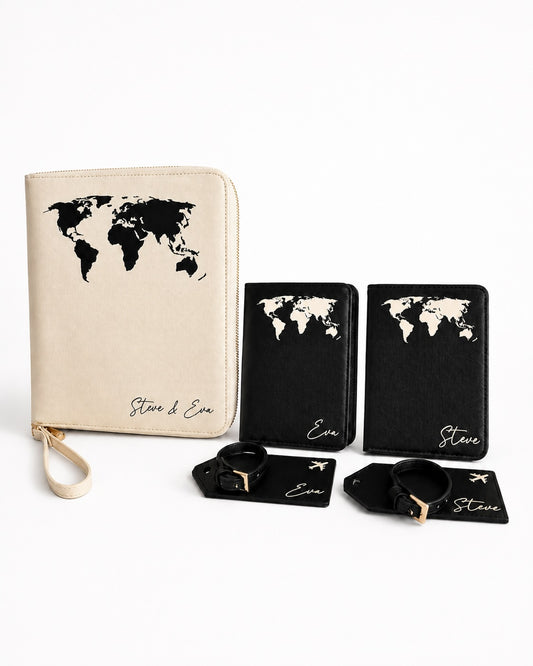 Hochwertiges Produktbild eines personalisierten Reise-Sets auf hellem, fast weißem Hintergrund. Links ein beiger Reiseorganizer mit schwarzer Weltkarte und dem Schriftzug „Steve & Eva“. Rechts daneben zwei schwarze Reisepasshüllen sowie zwei passende Gepäckanhänger mit Weltkarten-Design, Flugzeugsymbol und den Namen „Eva“ und „Steve“ in minimalistischer Anordnung.