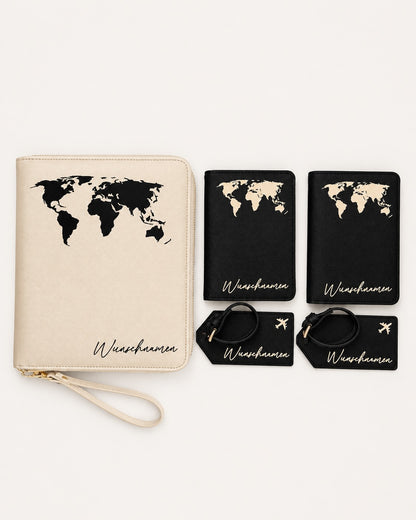 Produktbild eines personalisierten Reise-Sets auf weißem Hintergrund. Links ein beiger Reiseorganizer mit schwarzer Weltkarte und dem Schriftzug „Wunschnamen“. Rechts daneben zwei schwarze Reisepasshüllen mit heller Weltkarte sowie zwei passende schwarze Gepäckanhänger mit Flugzeugsymbol und „Wunschnamen“.