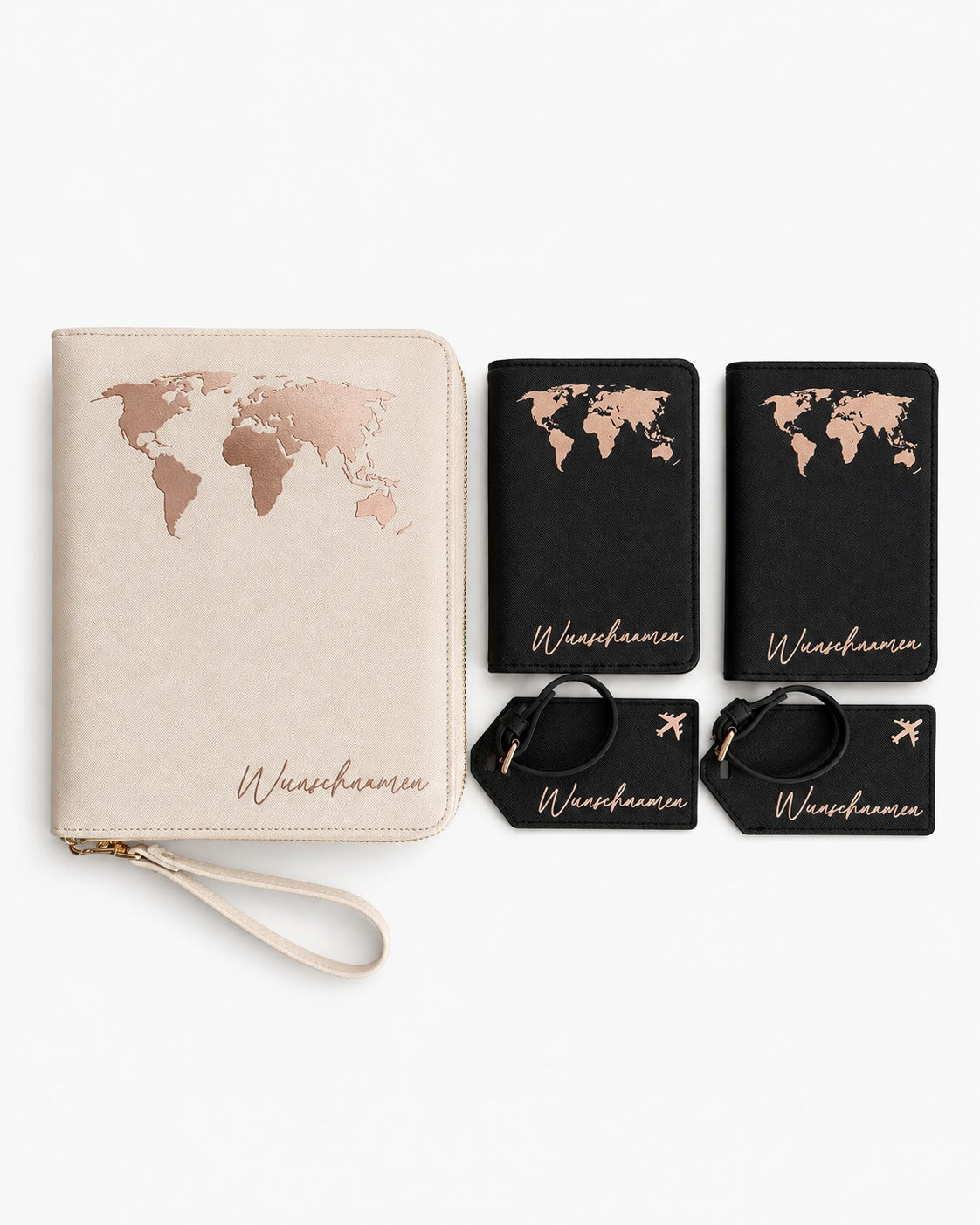 Produktfoto eines personalisierten Reiseaccessoire-Sets auf hellem, neutralem Hintergrund. Links ein beiger Reiseorganizer mit roségoldener Weltkarte und dem Schriftzug „Wunschnamen“. Rechts daneben zwei schwarze Reisepasshüllen sowie zwei schwarze Gepäckanhänger mit roségoldenem Weltkarten-Design, Flugzeugsymbol und personalisiertem Schriftzug. Das Set ist symmetrisch angeordnet und für einen Online-Shop fotografiert.