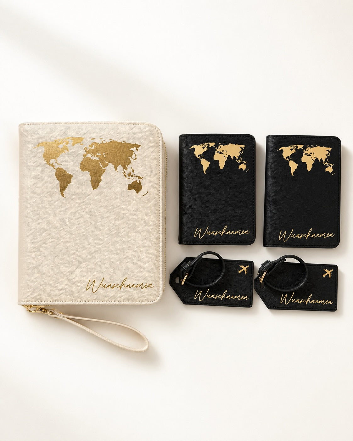 Flaches Produktbild eines personalisierten Reiseaccessoire-Sets auf weißem Hintergrund. Links ein beiger Reiseorganizer mit goldener Weltkarte und der Aufschrift „Wunschnamen“. Rechts daneben zwei schwarze Reisepasshüllen sowie zwei schwarze Gepäckanhänger, jeweils ebenfalls mit goldener Weltkarte, Flugzeugsymbol und dem Schriftzug „Wunschnamen“. Das Set ist sauber arrangiert und für einen Online-Shop fotografiert.