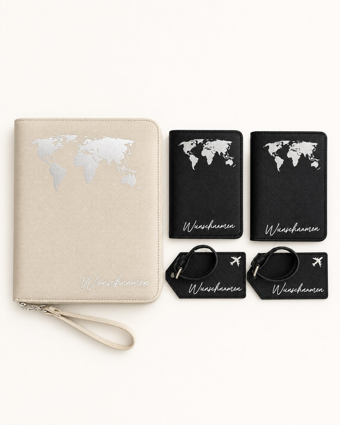 Helles, minimalistisches Produktbild eines personalisierten Reiseaccessoire-Sets auf fast weißem Hintergrund. Links ein beiger Reiseorganizer mit silberner Weltkarte und Schriftzug „Wunschname“. Rechts daneben zwei schwarze Reisepasshüllen mit silberner Weltkarte sowie zwei schwarze Gepäckanhänger mit Flugzeugsymbol und Schriftzug „Wunschname“. Das Set ist symmetrisch angeordnet und für einen Online-Shop fotografiert.