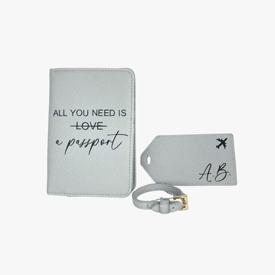 Personalisierte Reisepasshülle mit Kofferanhänger und Spruch „All you need is a passport“, hellgrau, veganes Leder.
