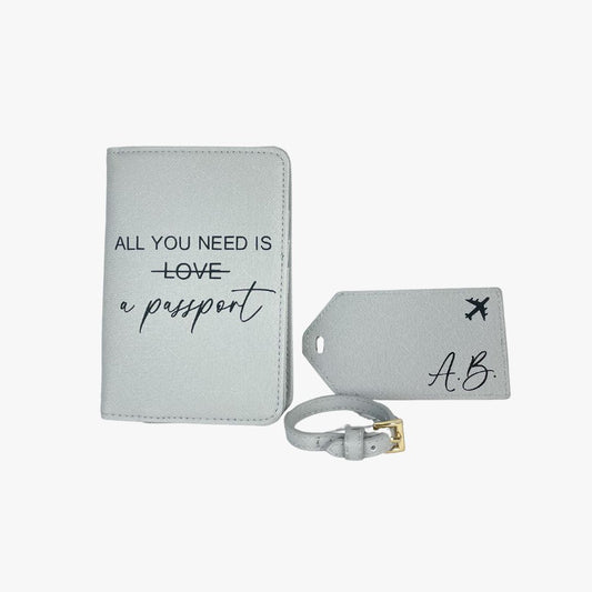 Personalisierte Reisepasshülle mit Kofferanhänger und Spruch „All you need is a passport“, hellgrau, veganes Leder.
