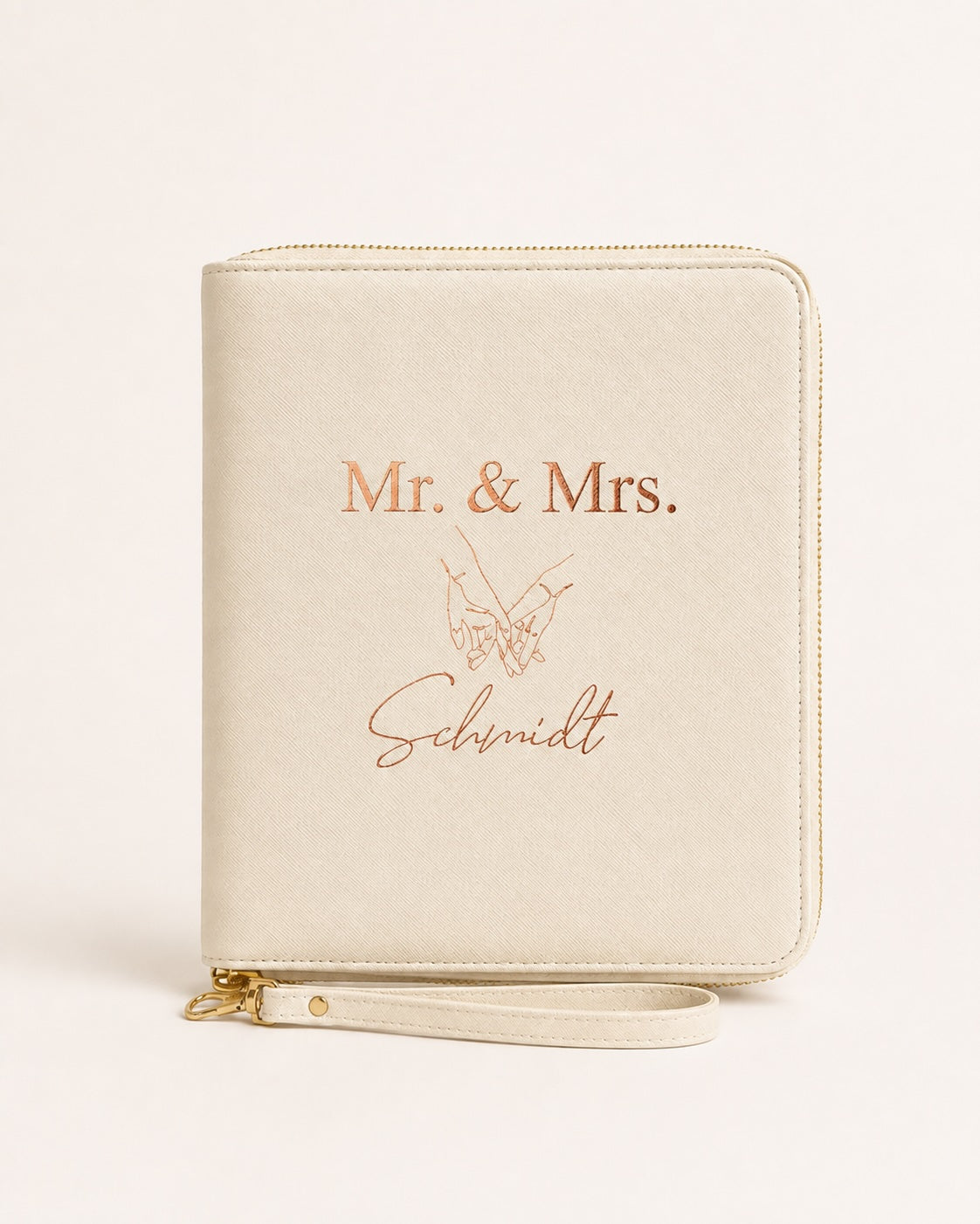 Personalisierter beiger Reiseorganizer mit roségoldenem „Mr. & Mrs. Schmidt“-Aufdruck, Handmotiv und goldenen Details auf neutralem Hintergrund.