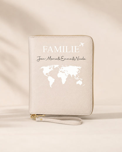 Beiger personalisierter Reiseorganizer für Familien mit weißem Aufdruck, Weltkarte und individuellen Namen vor neutralem Hintergrund.