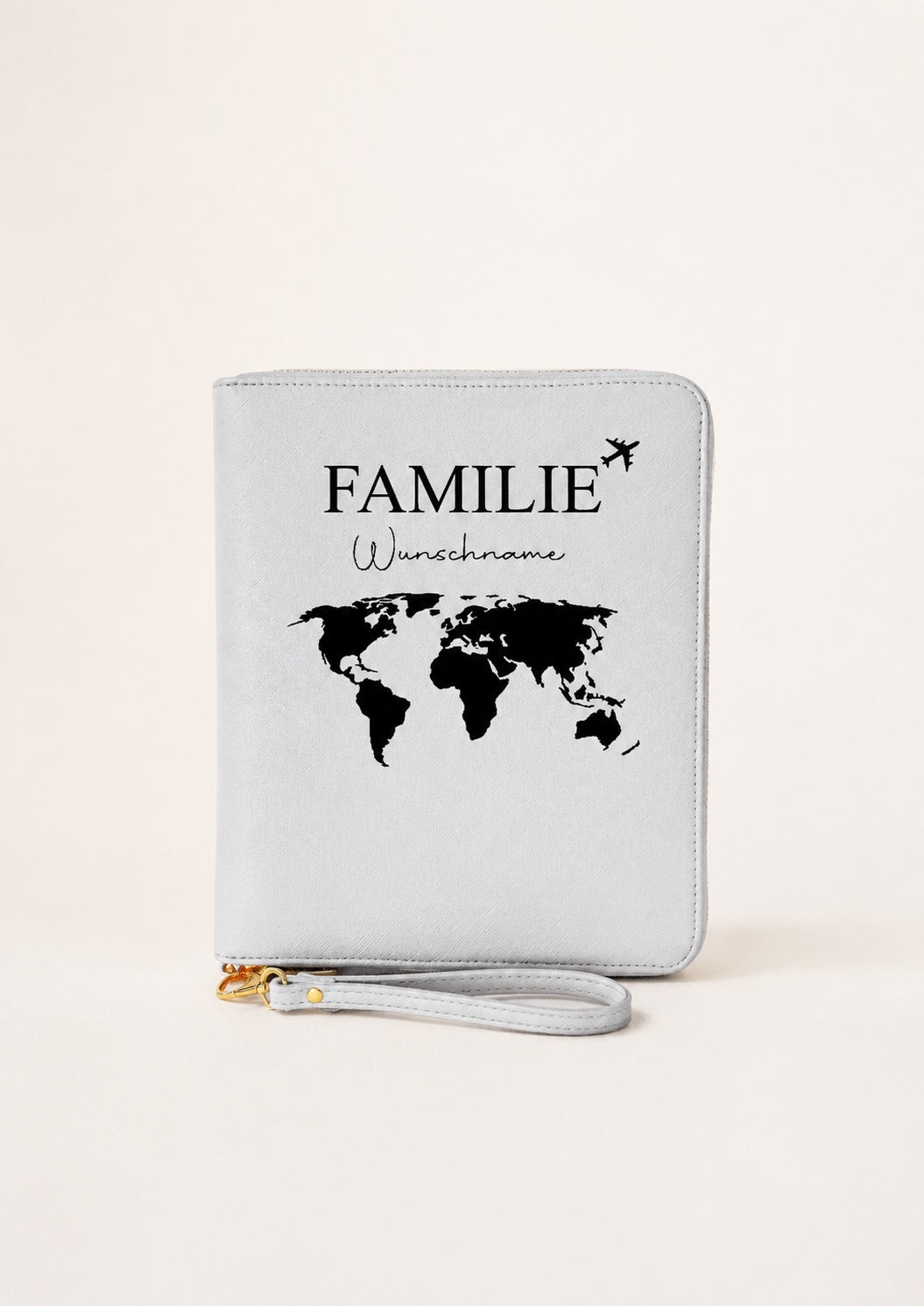 Personalisierter grauer Reiseorganizer mit Familienmotiv, Wunschname, Weltkarte und Flugzeugsymbol auf einem hellen, neutralen Hintergrund. Das Produkt steht mittig im Fokus und eignet sich als Reiseorganizer für Familien.