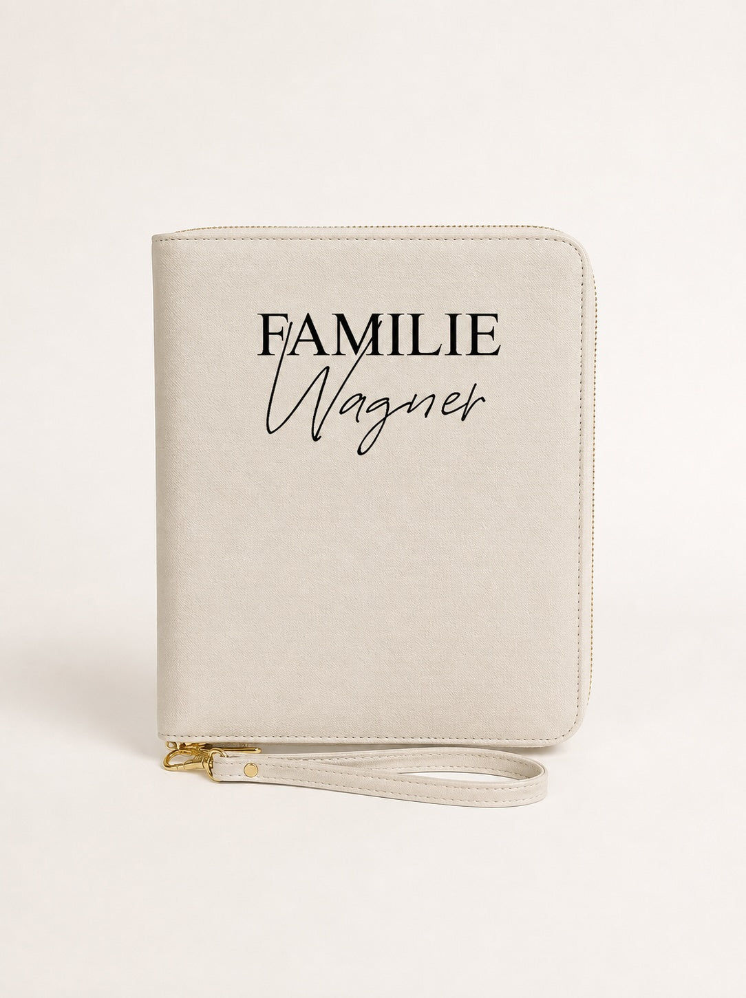 Personalisierter Reiseorganizer in Beige mit schwarzem Aufdruck „Familie Wagner“ vor neutralem Hintergrund.