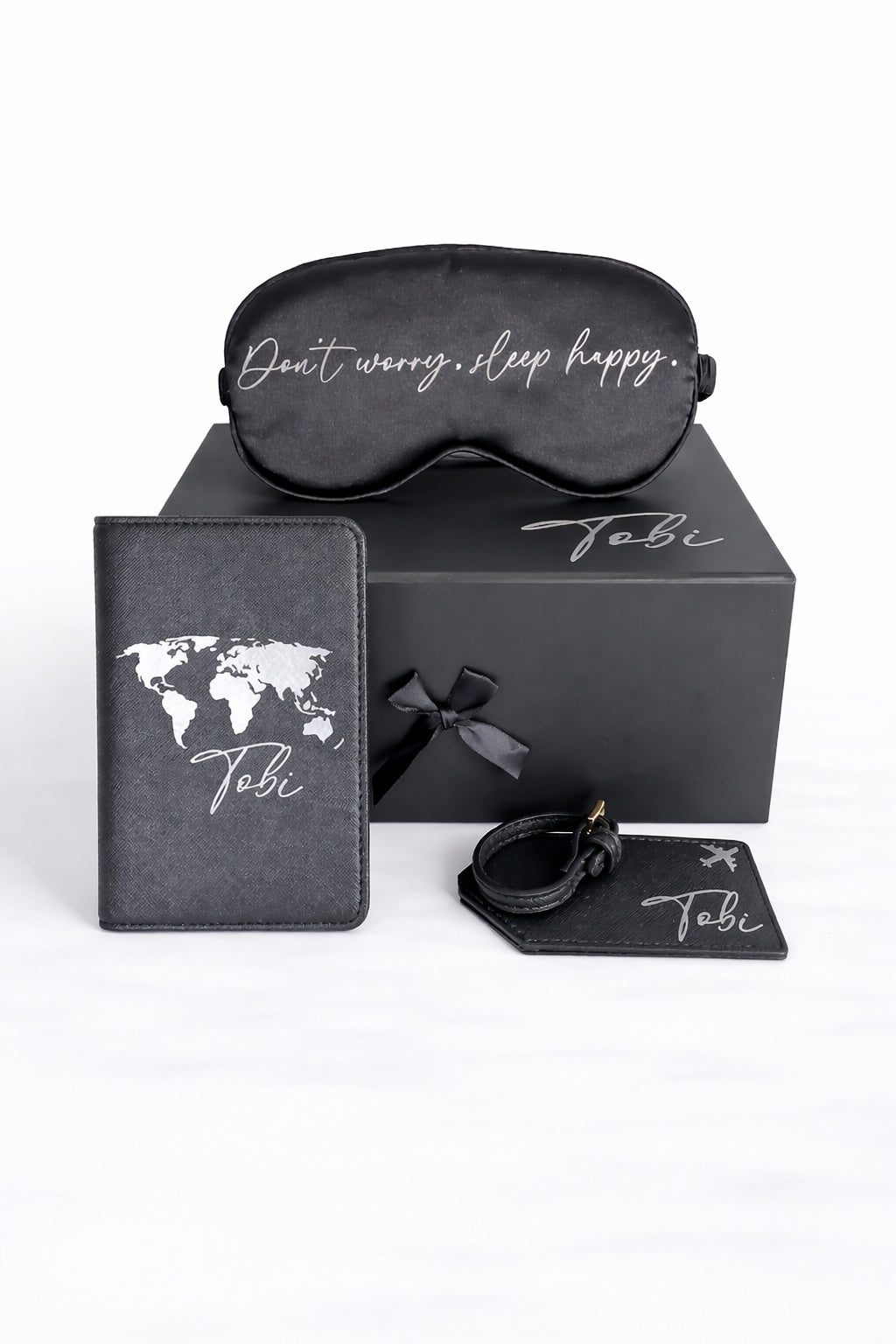 Personalisierte Geschenkbox für Männer in Schwarz mit Passhülle, Schlafmaske und Kofferanhänger mit Name