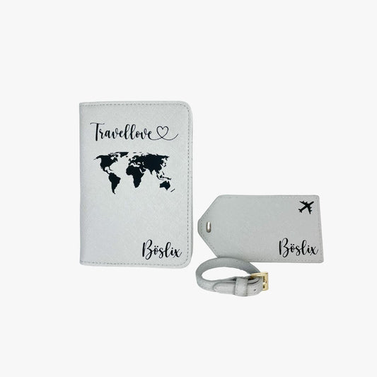 Personalisierte graue Reisepasshülle mit Weltkarten-Print „Travellove“ und passendem Kofferanhänger aus veganem Saffiano-Leder, verziert mit Flugzeug-Symbol und Wunschname.
