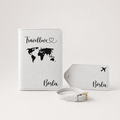 Personalisierte Reisepasshülle mit passendem Kofferanhänger und Band in Weiß mit Weltkarten-Motiv, Travel-Liebe Schriftzug und Namensgravur als stilvolles Reiseaccessoire.