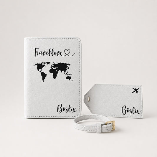Personalisierte Reisepasshülle mit passendem Kofferanhänger und Band in Weiß mit Weltkarten-Motiv, Travel-Liebe Schriftzug und Namensgravur als stilvolles Reiseaccessoire.