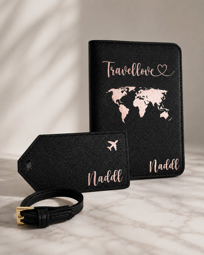 Ästhetisches Produktbild eines personalisierten Reiseaccessoire-Sets in Schwarz mit roségoldenen Details. Zu sehen sind eine Reisepasshülle mit Weltkartenmotiv, ein passender Kofferanhänger mit kleinem Flugzeug oben rechts und eine schwarze Schlaufe auf neutralem Hintergrund.