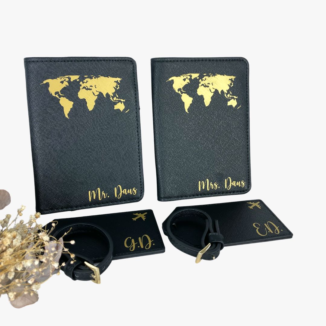 Personalisierte Reisepasshüllen Mr & Mrs in Schwarz mit goldener Weltkarte und passenden Kofferanhängern – perfektes Hochzeits- oder Flitterwochen-Geschenk.
