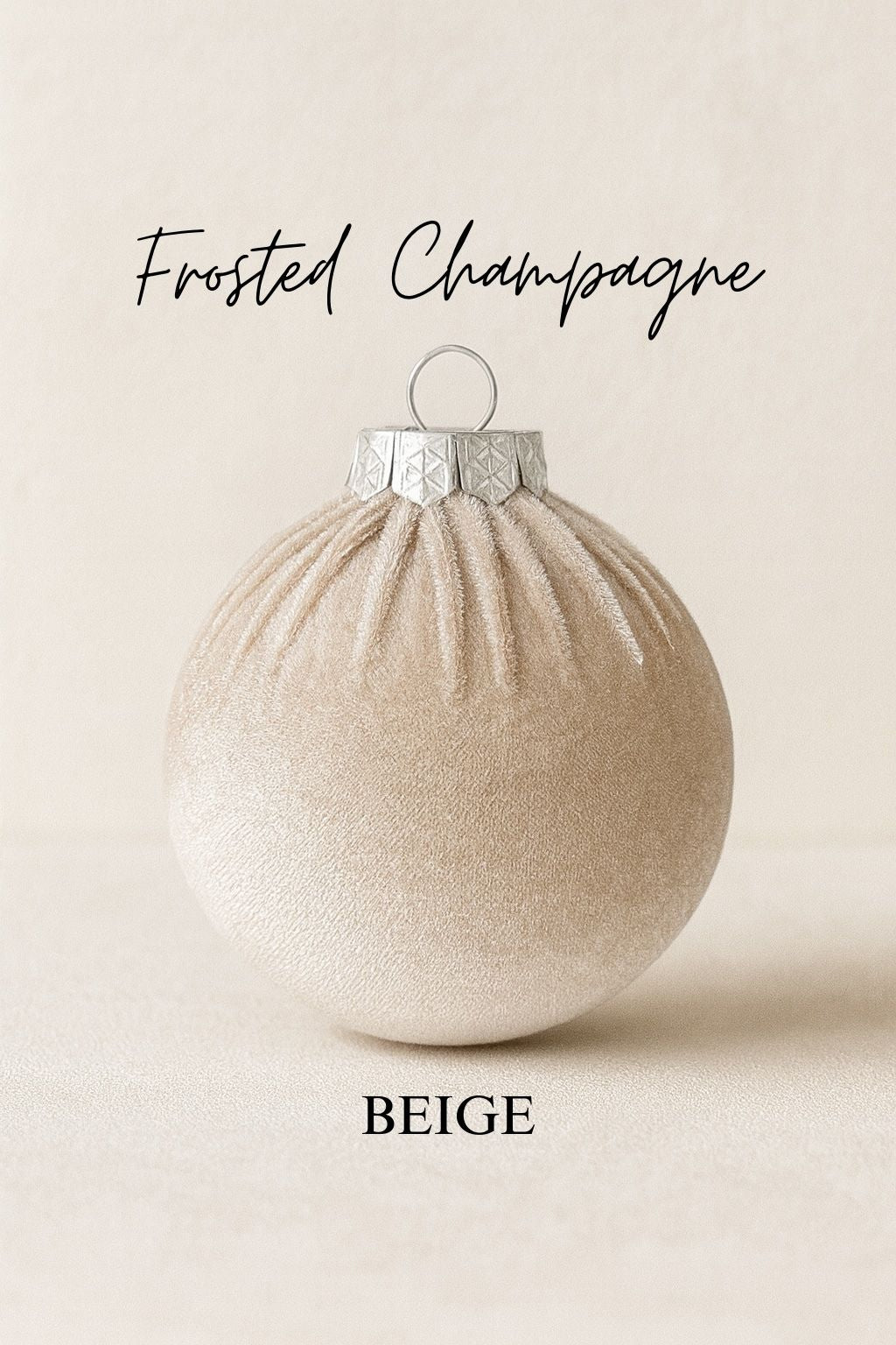 Personalisierbare Weihnachtskugel in Beige, Ø 8 cm, beflockt mit edler Samt-Oberfläche und silbernem Kranz.
