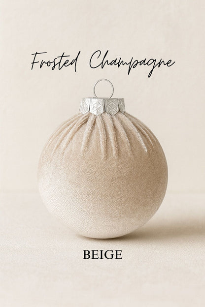Personalisierbare Weihnachtskugel in Beige, Ø 8 cm, beflockt mit edler Samt-Oberfläche und silbernem Kranz.