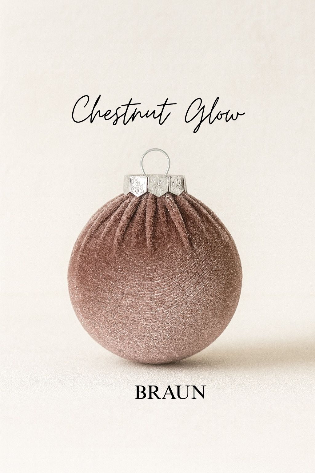 Personalisierbare Weihnachtskugel in Braun, Ø 8 cm, beflockt mit edler Samt-Oberfläche und silbernem Kranz. Farbe: Braun.