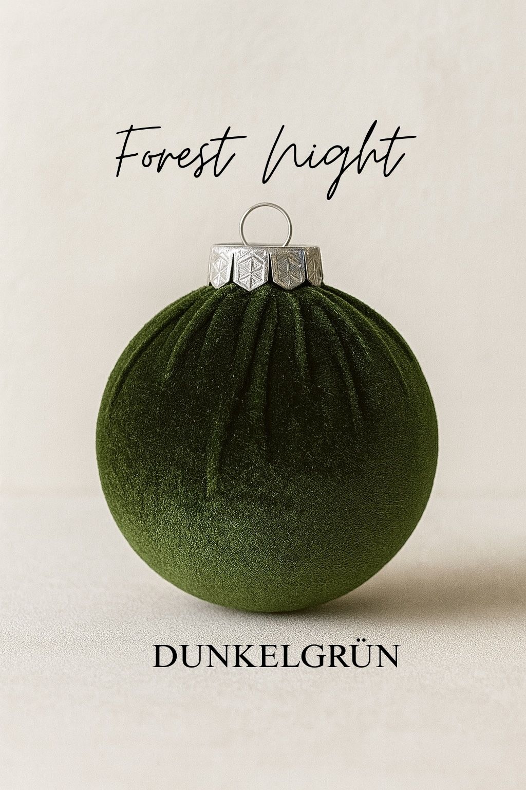 Personalisierbare Weihnachtskugel in Dunkelgrün, Ø 8 cm, beflockt mit edler Samt-Oberfläche und silbernem Kranz.